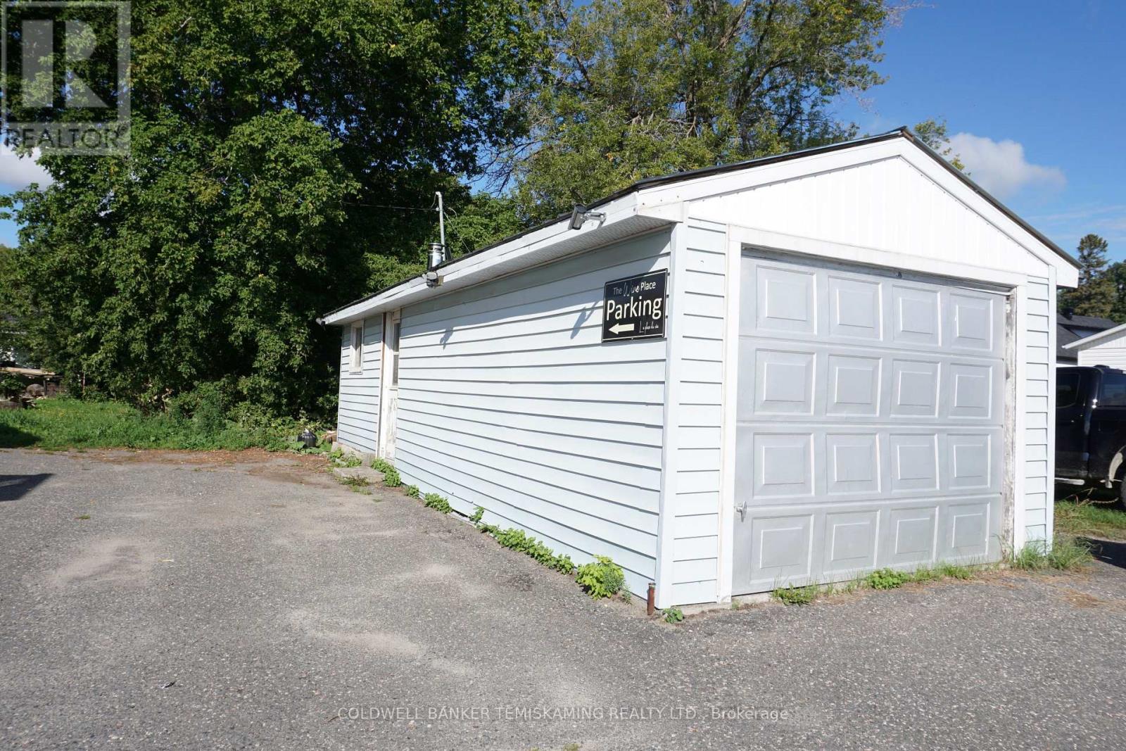 389 Whitewood Avenue W Property Photo 6