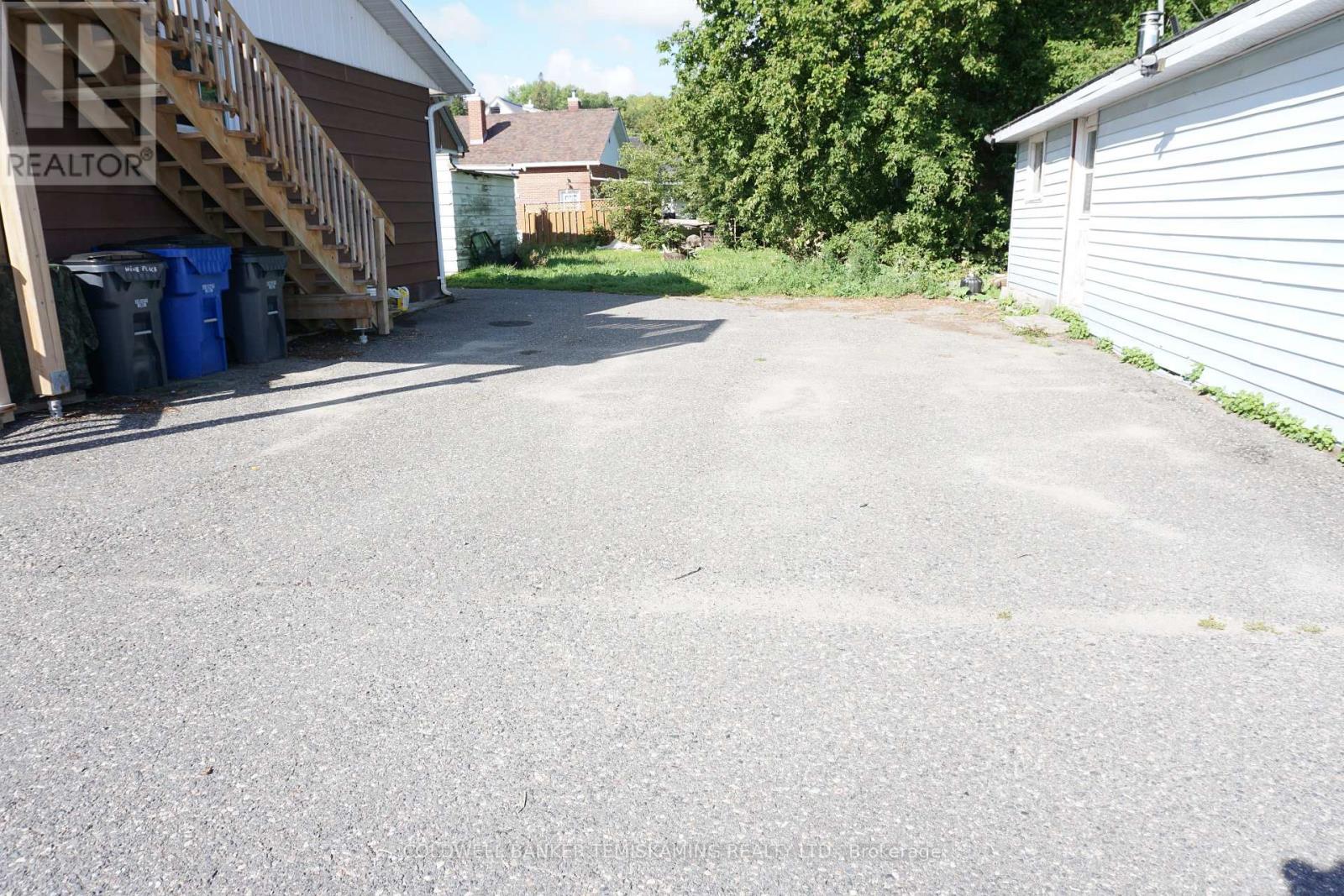 389 Whitewood Avenue W Property Photo 7
