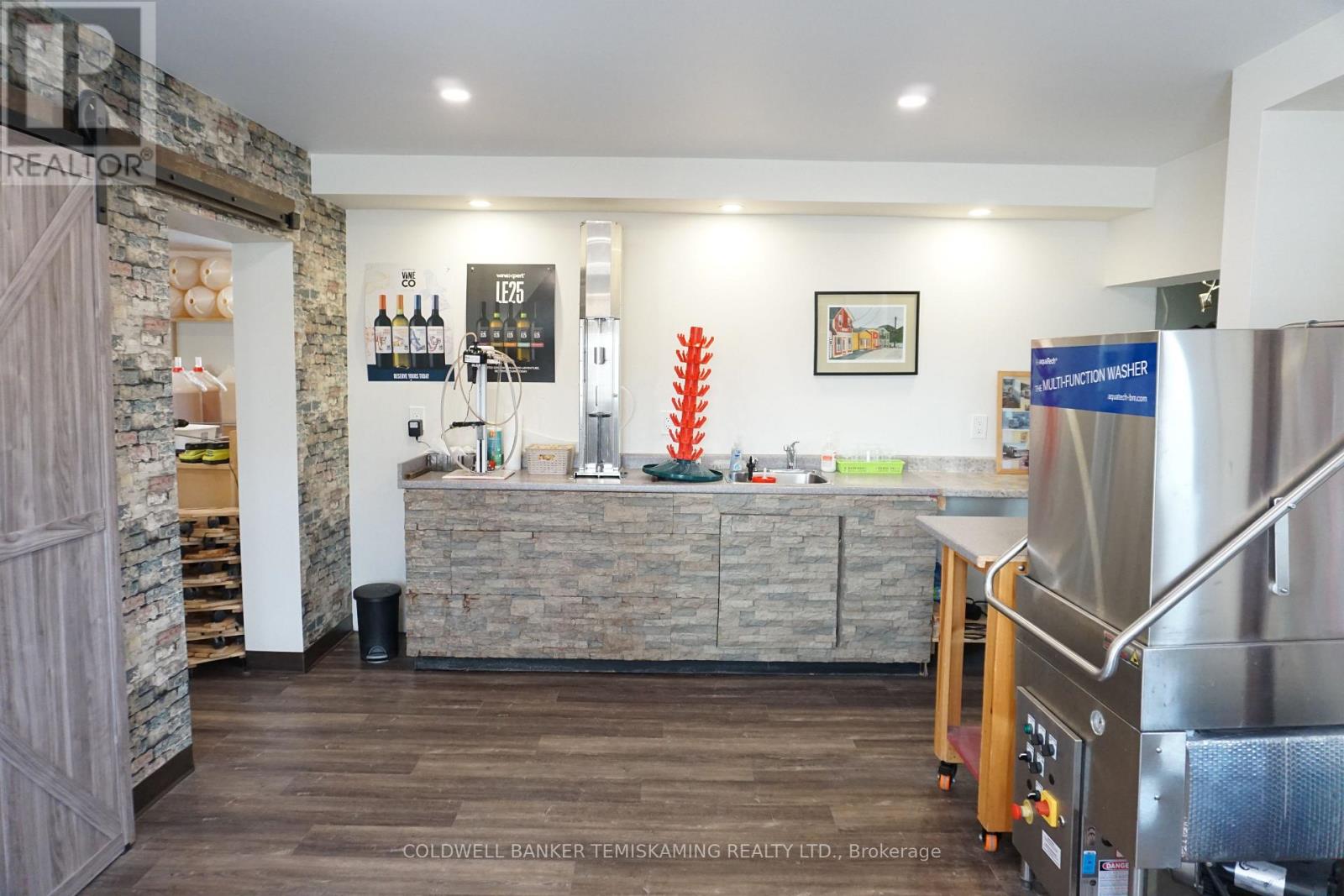 389 Whitewood Avenue W Property Photo 16