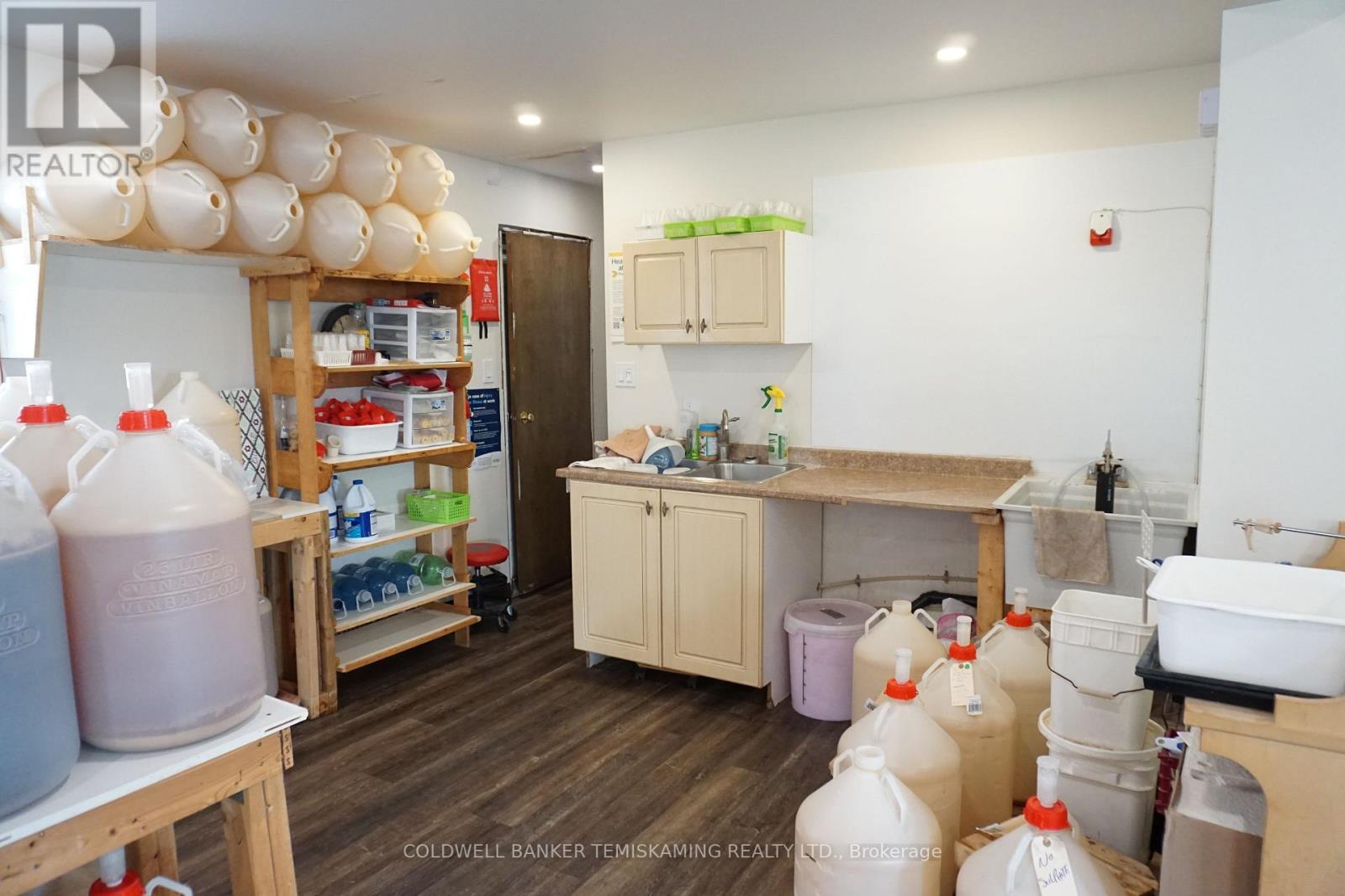 389 Whitewood Avenue W Property Photo 17