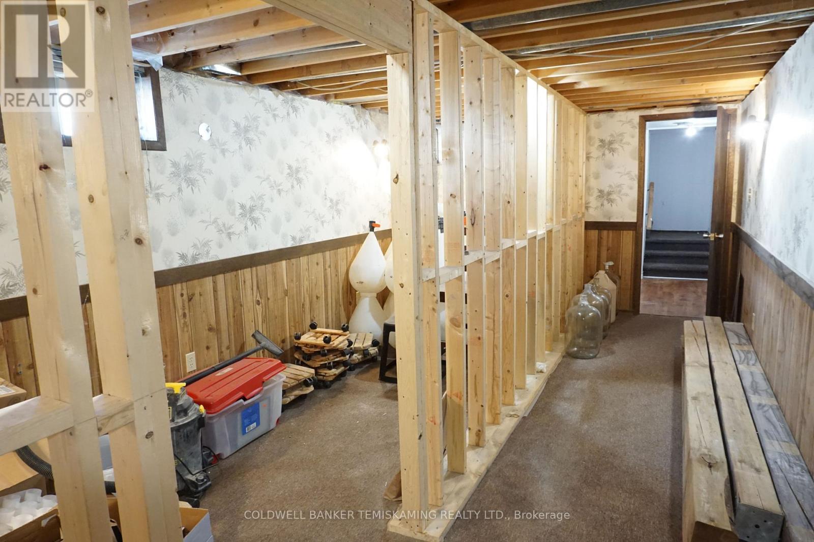 389 Whitewood Avenue W Property Photo 27