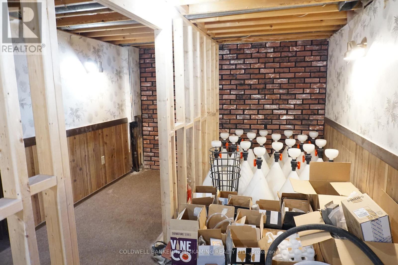 389 Whitewood Avenue W Property Photo 30