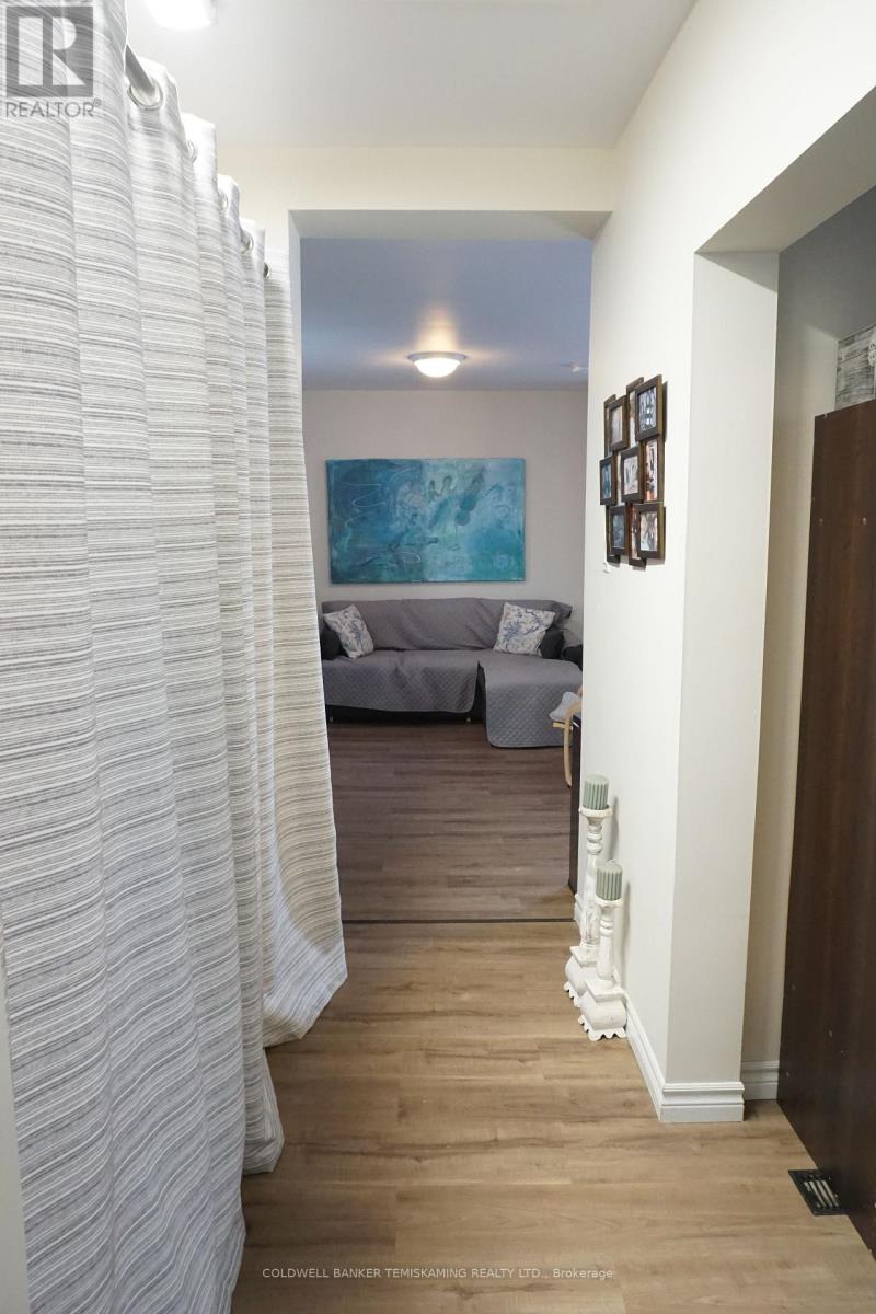 389 Whitewood Avenue W Property Photo 41