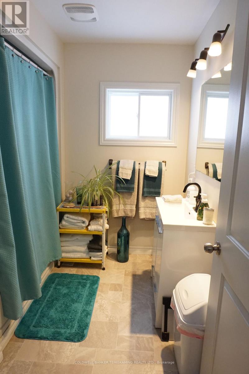 389 Whitewood Avenue W Property Photo 46