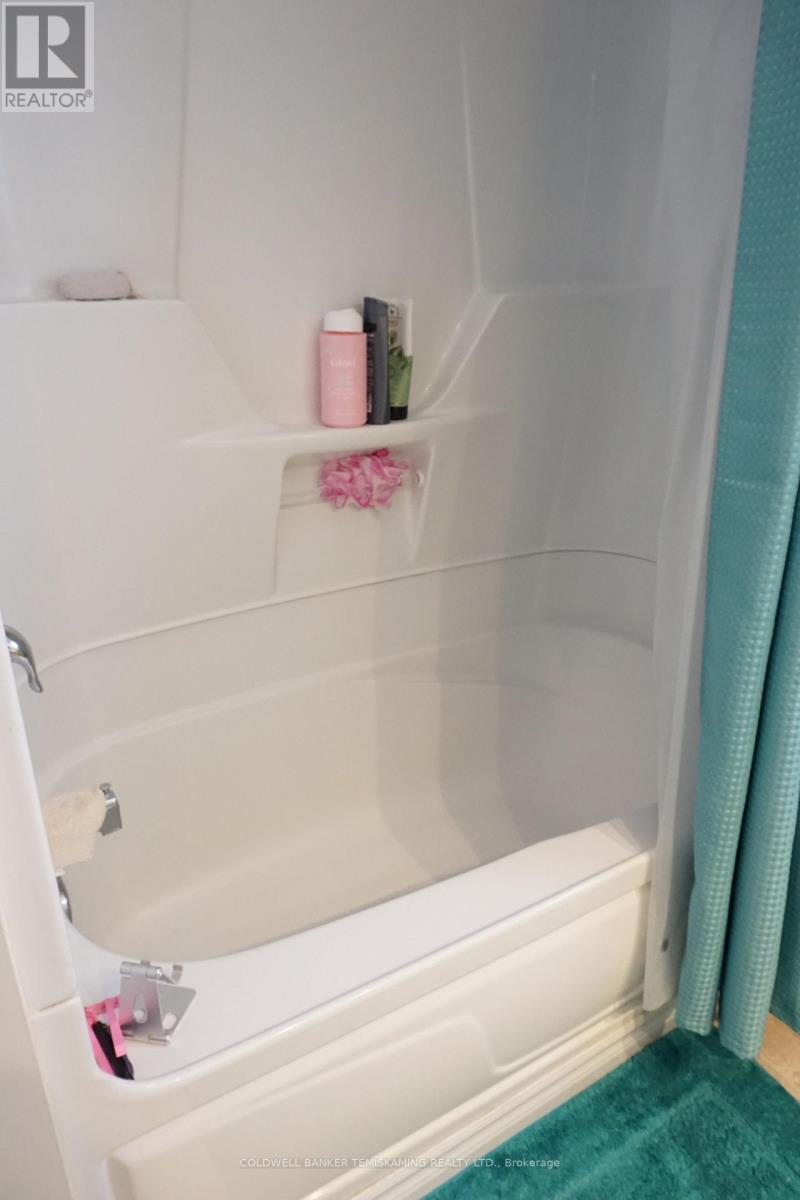 389 Whitewood Avenue W Property Photo 47
