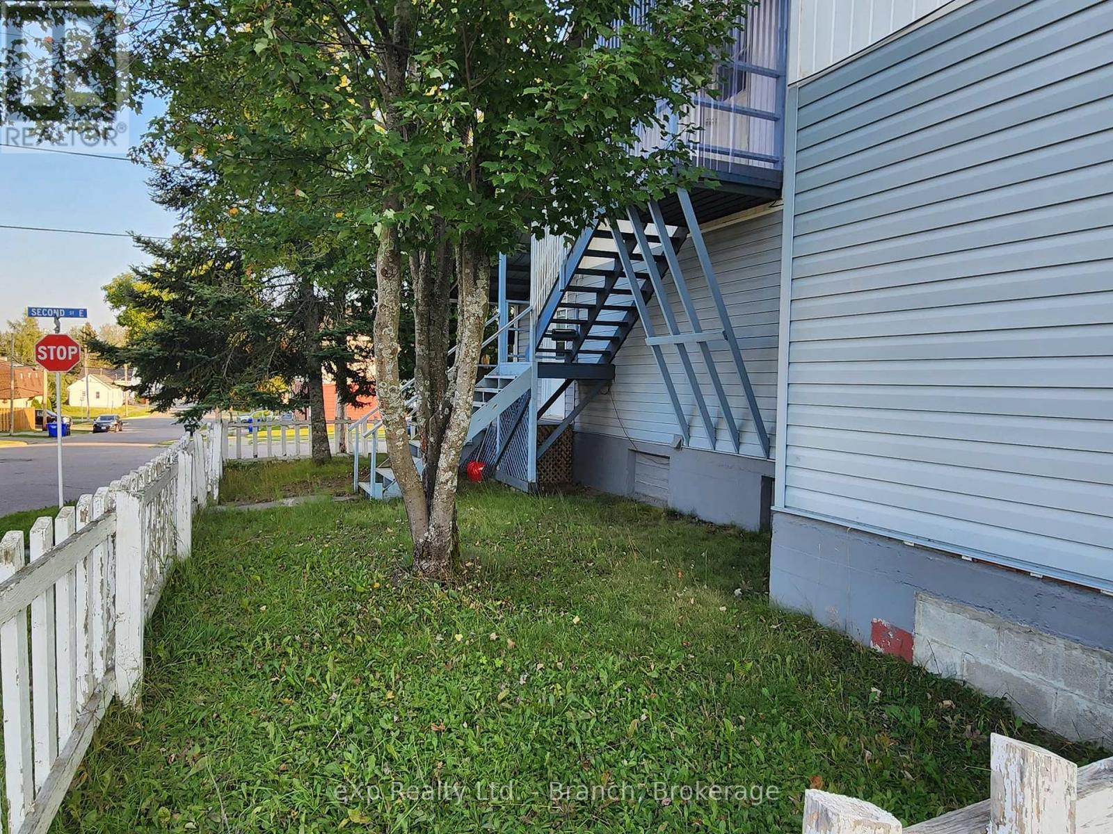 58 Second Street E Property Photo 4