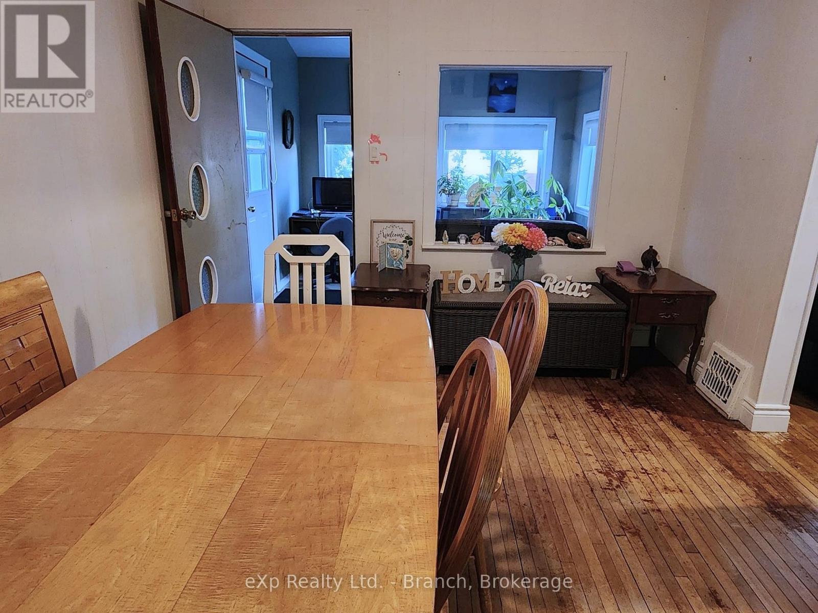 58 Second Street E Property Photo 7