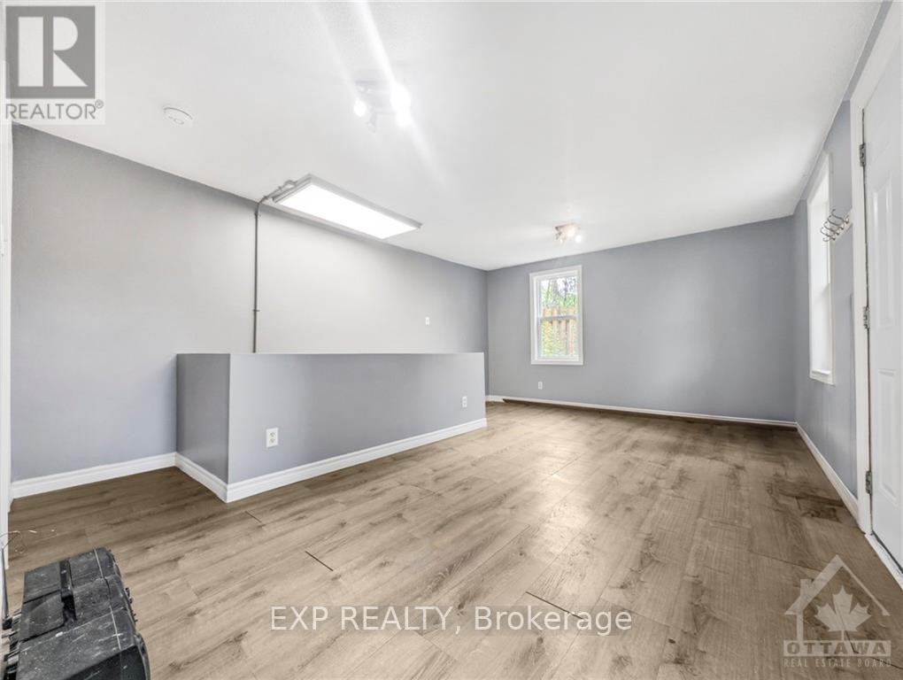 43 Government Road E Property Photo 4