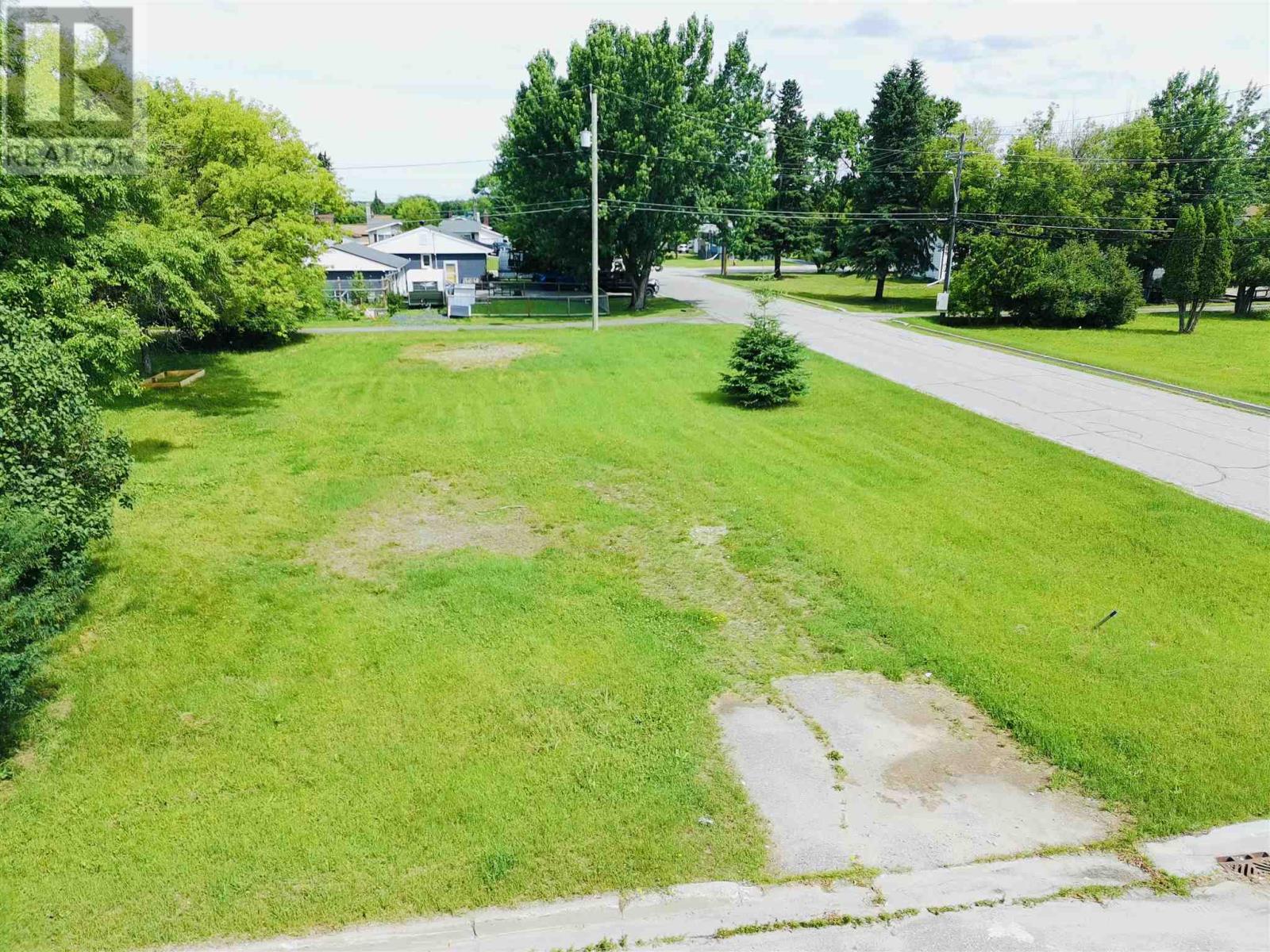 215 Florence St Property Photo 3