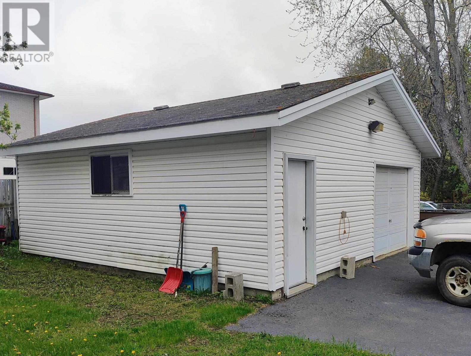 106 Shuniah St Property Photo 4