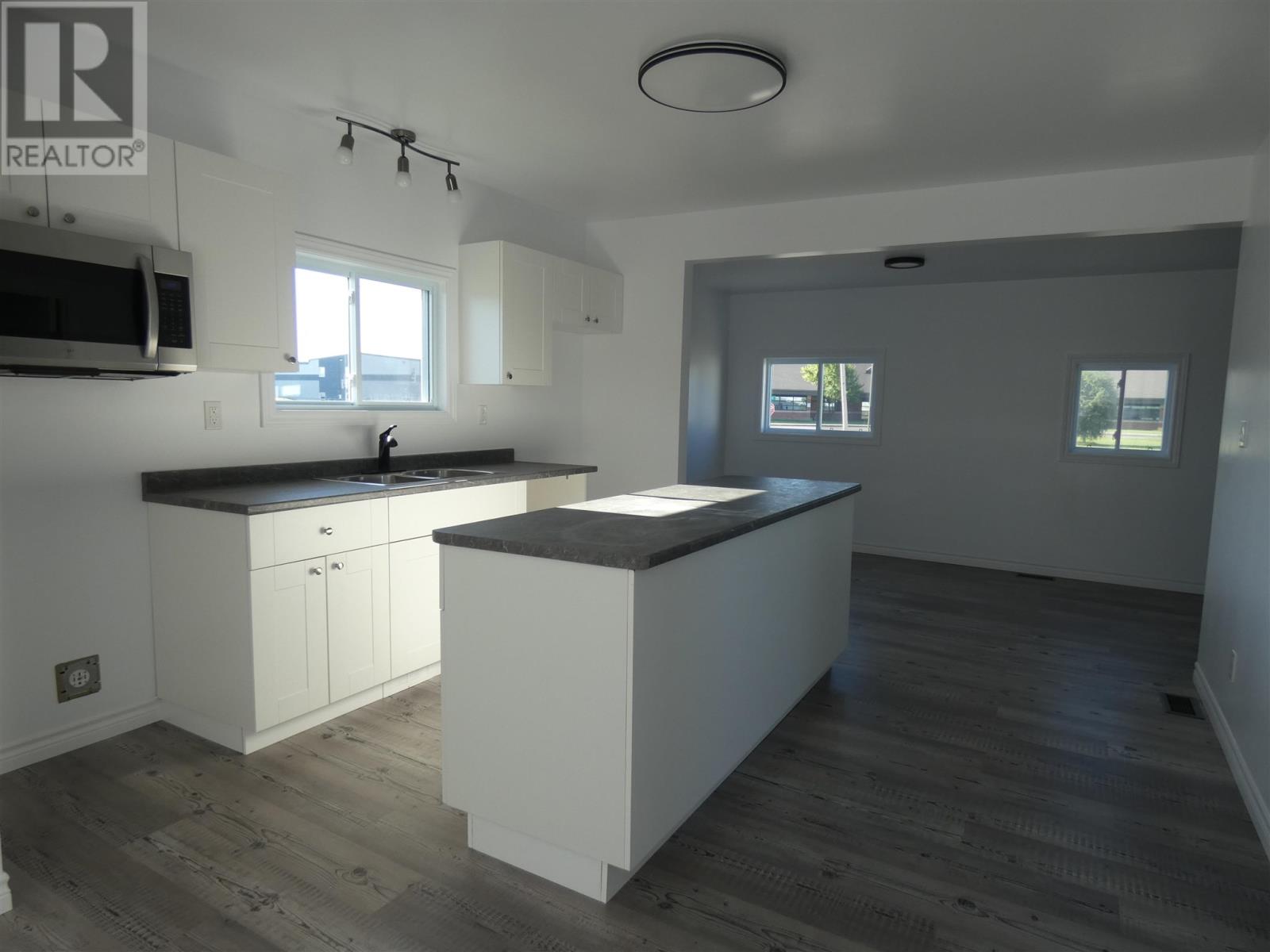 101 Keewatin St Property Photo 2