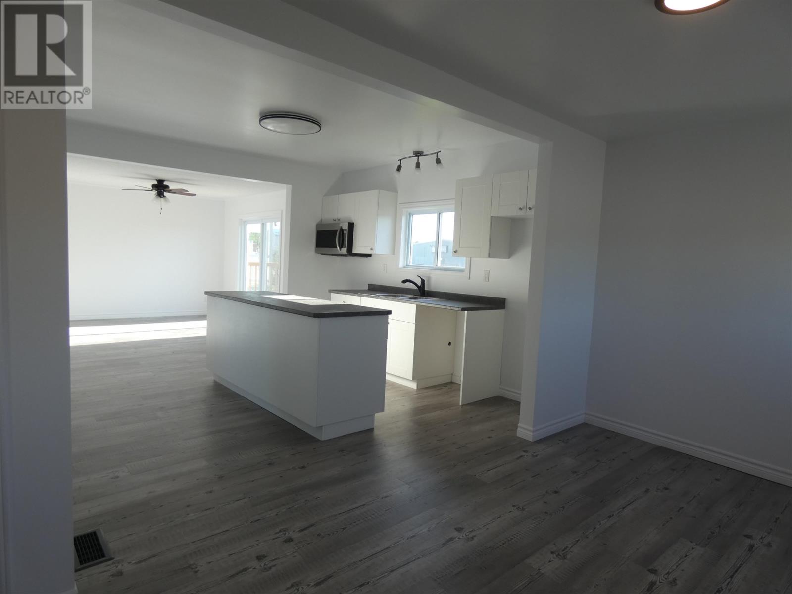 101 Keewatin St Property Photo 4