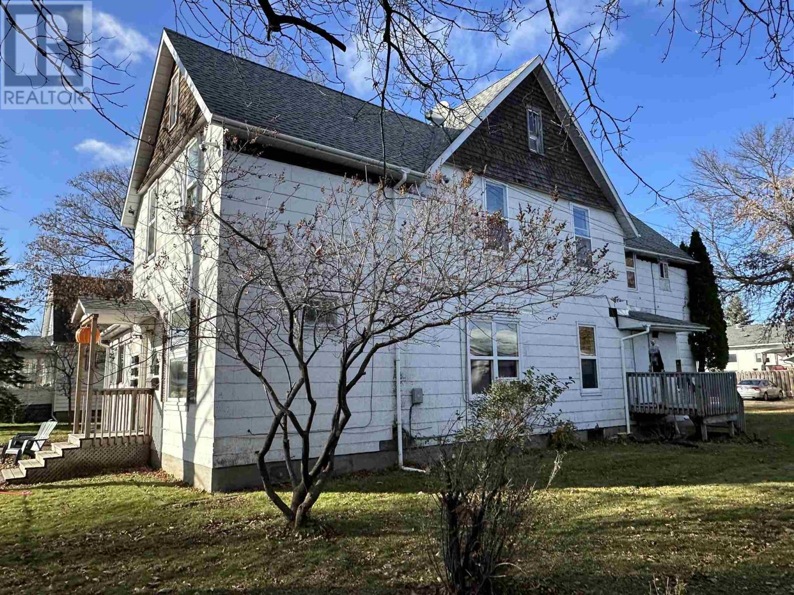 314 First St E Property Photo 1