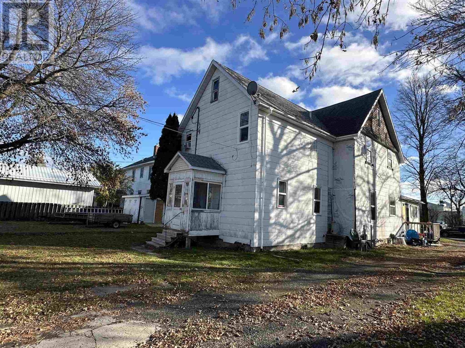 314 First St E Property Photo 2