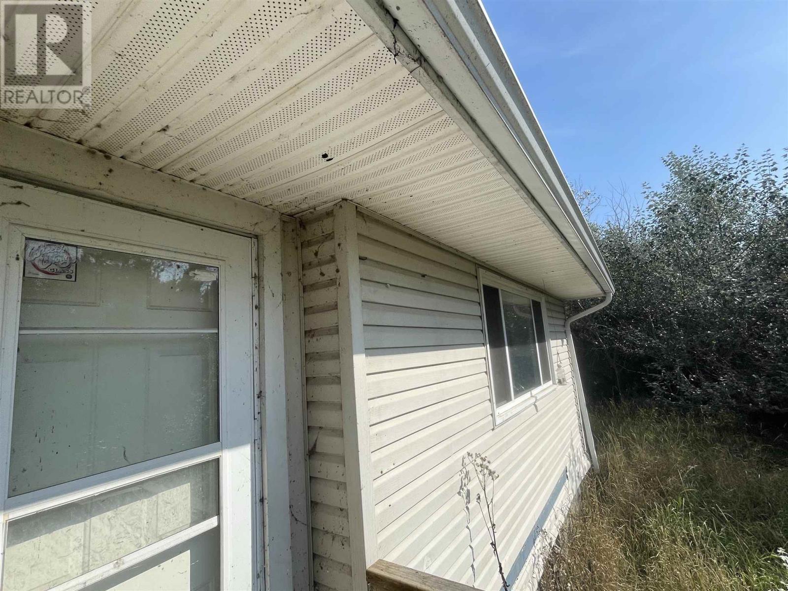 105 Railway Ave W Property Photo 3