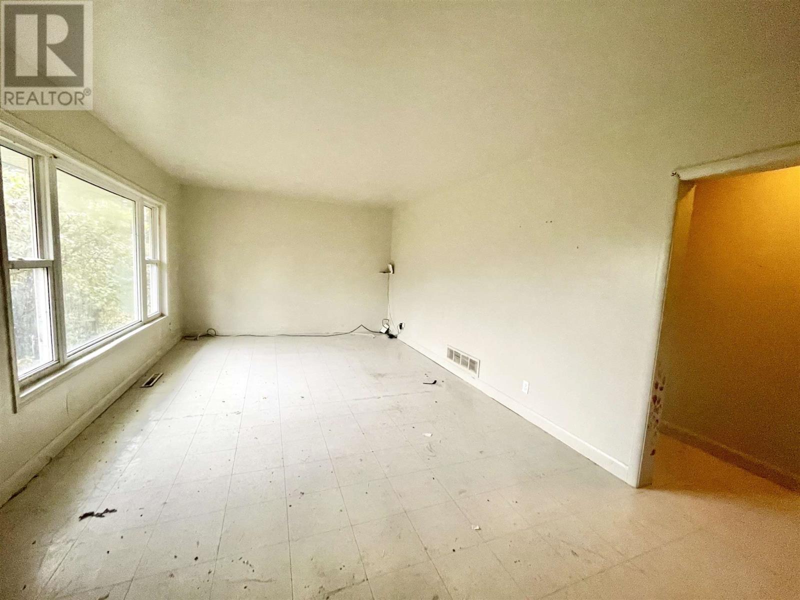 105 Railway Ave W Property Photo 8