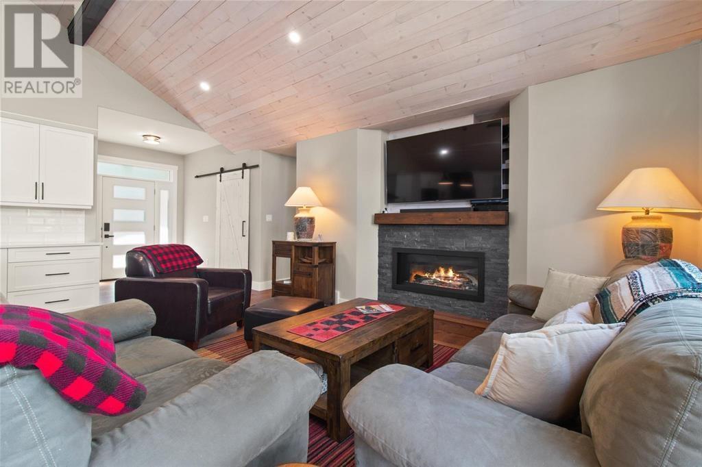 4 Whiskey Jack Way Property Photo 6