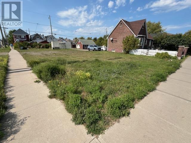 501 May St N Property Photo 2