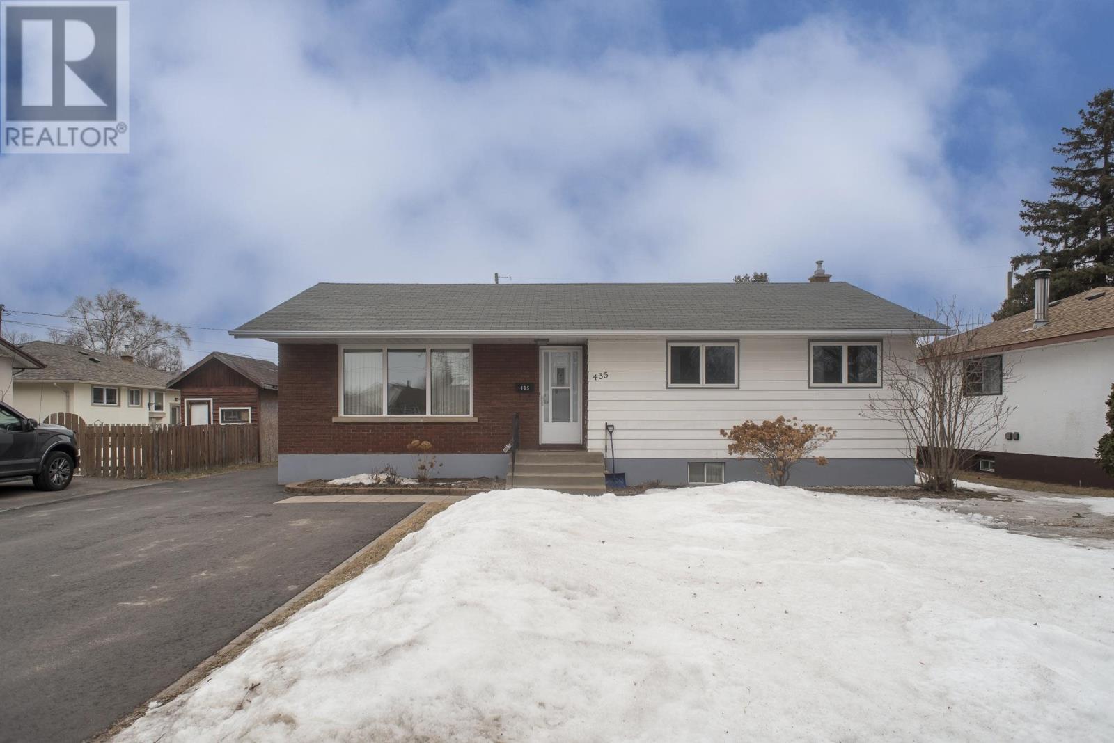 435 Walsh St W Property Photo