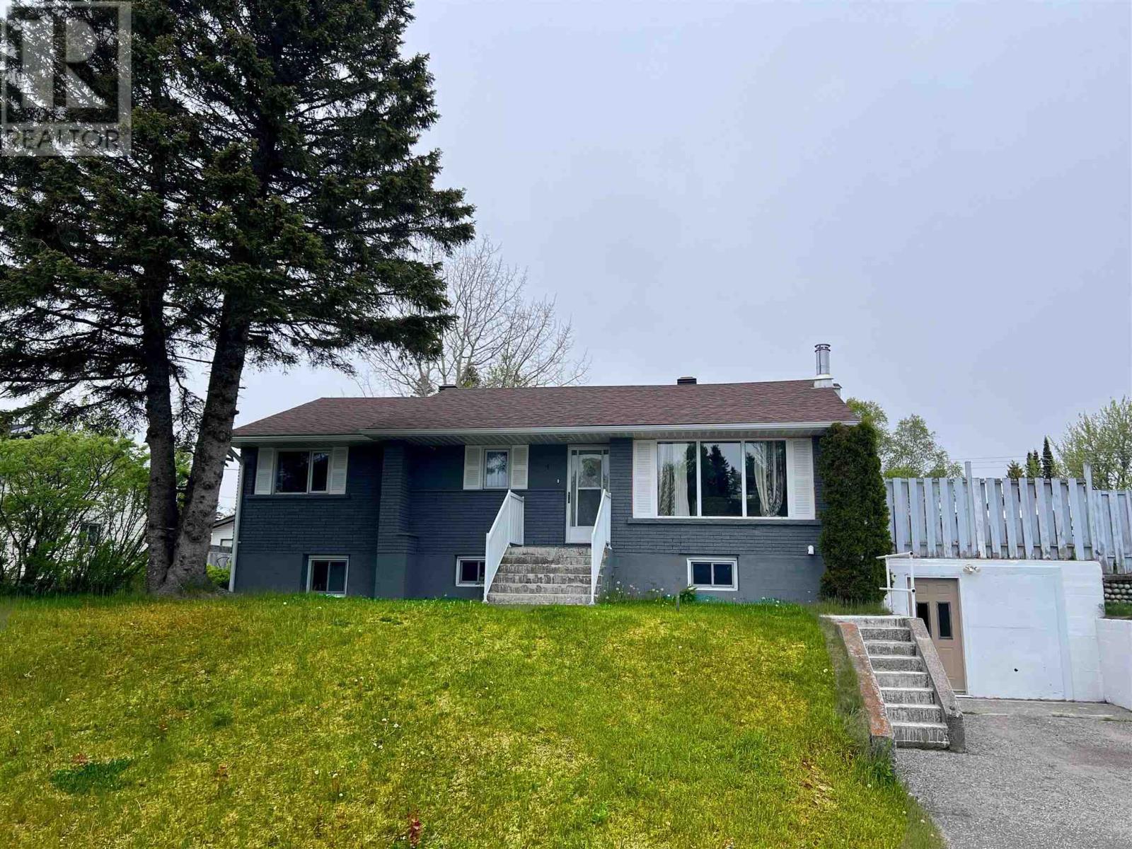 4 Sund Cres Property Photo 1