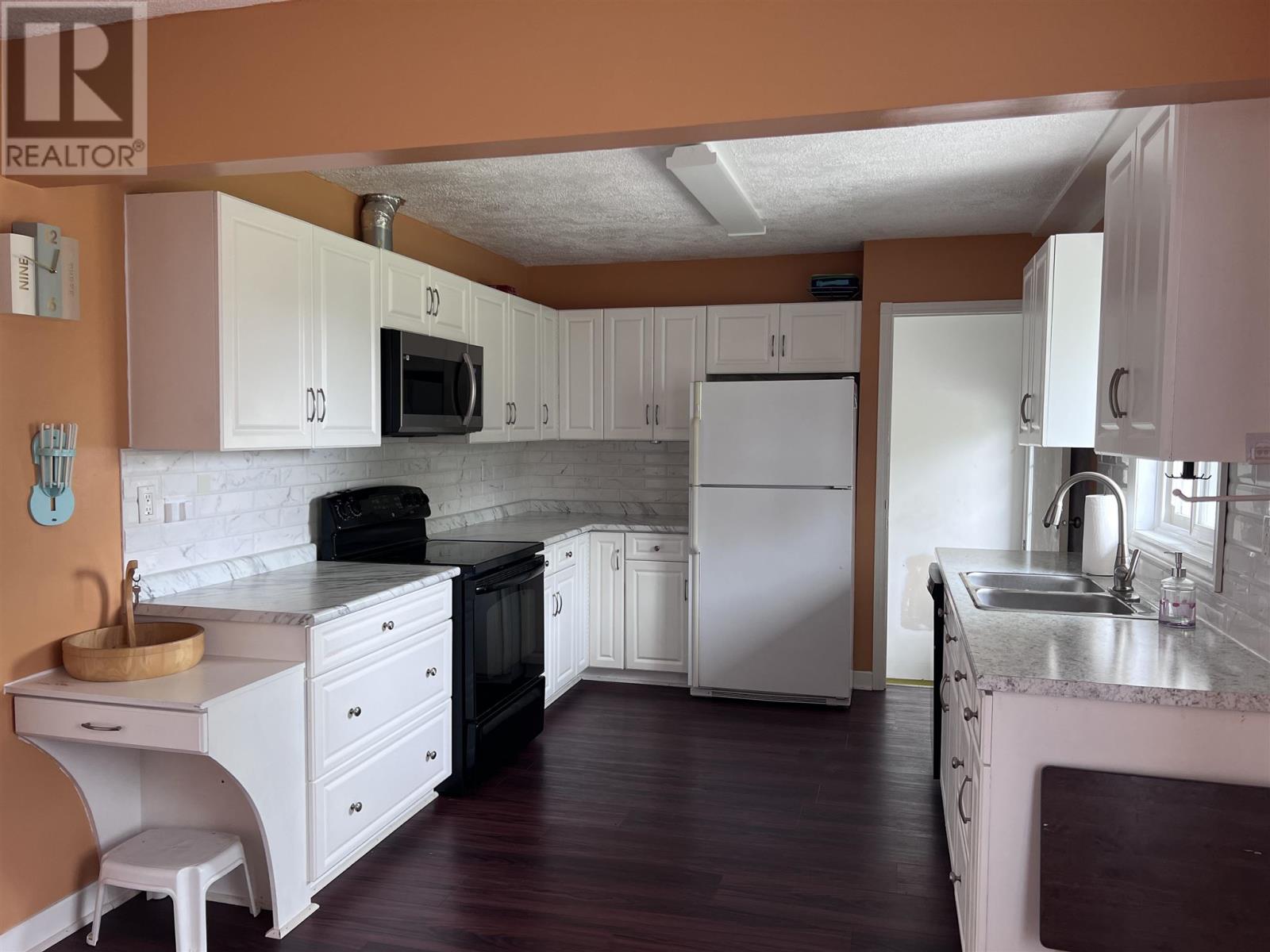 4 Sund Cres Property Photo 10