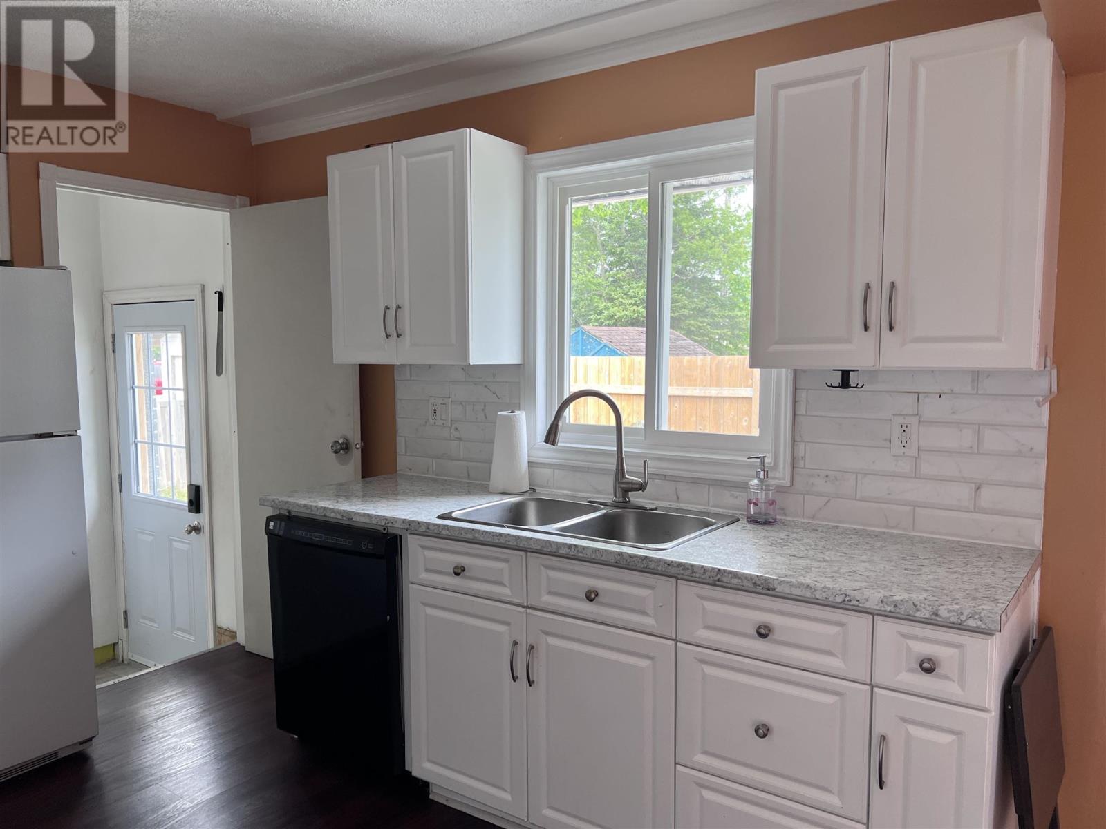 4 Sund Cres Property Photo 11