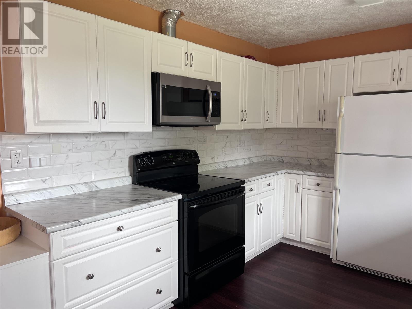 4 Sund Cres Property Photo 12