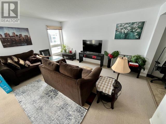 413 800 Gordon St Property Photo 8