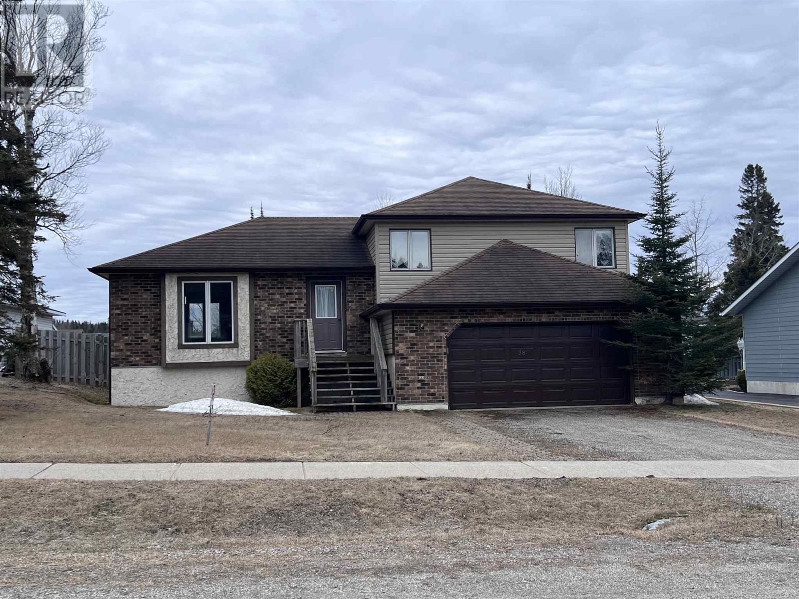 38 Laverendrye Cres Property Photo 1