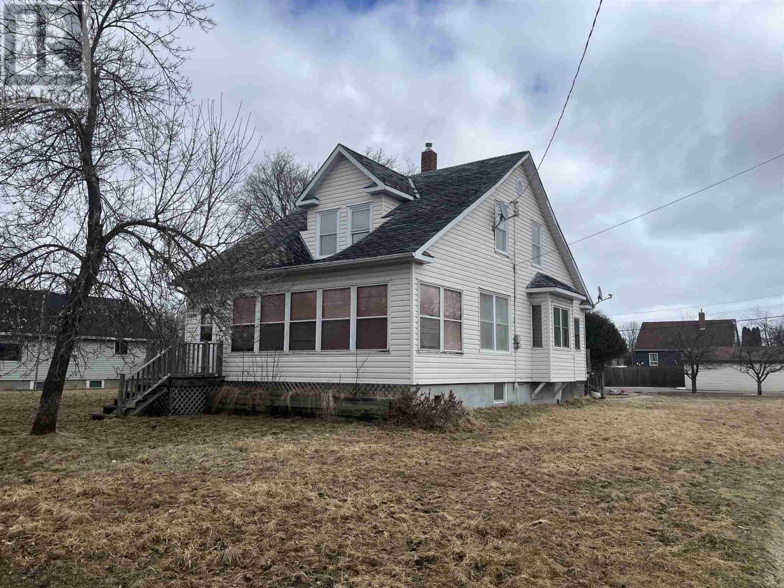 1000 Victoria Ave. N. Property Photo 1
