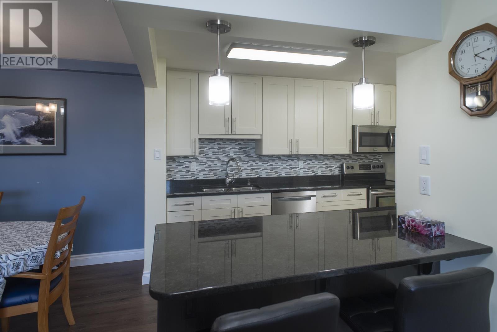 408 405 Waverly St Property Photo 9