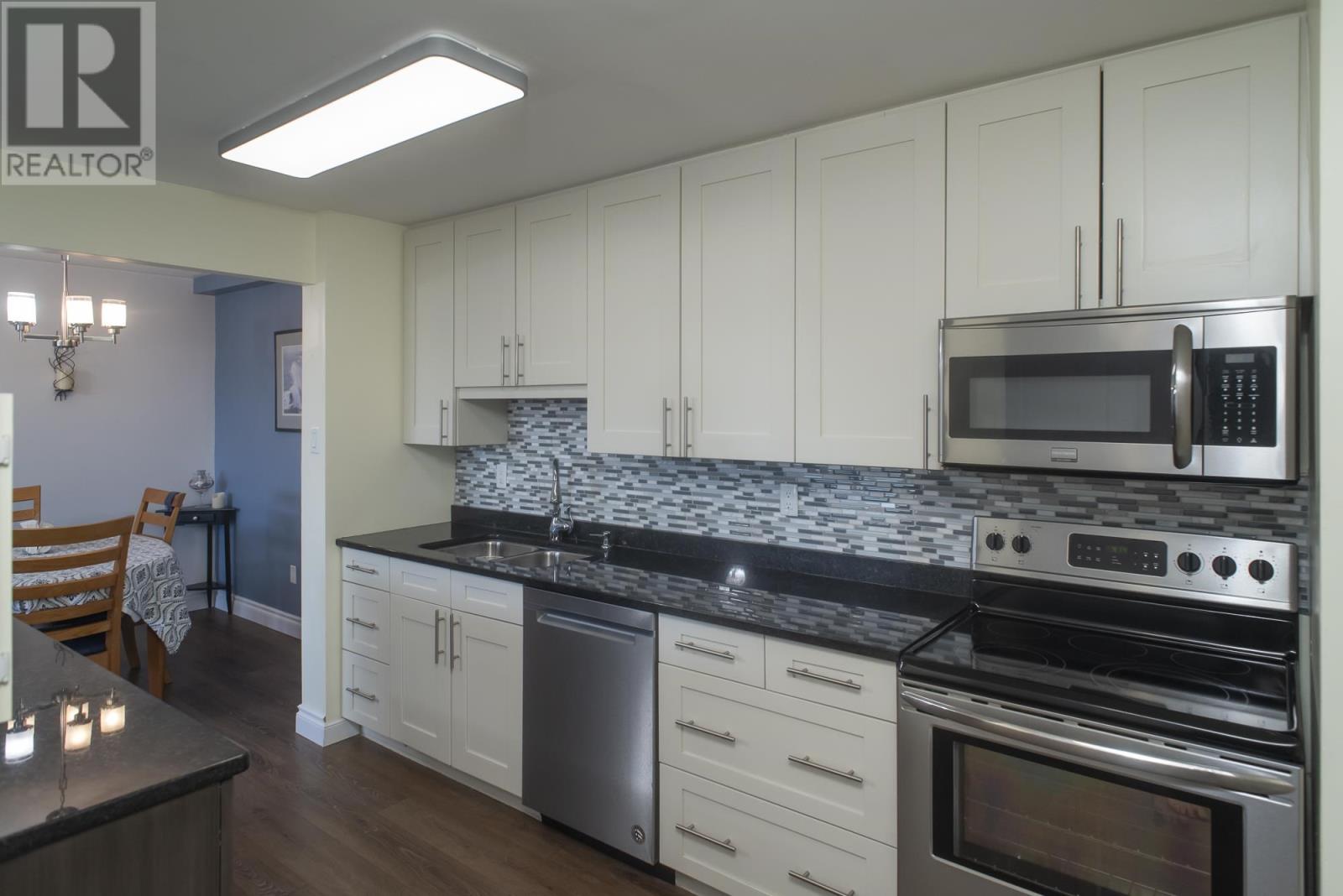 408 405 Waverly St Property Photo 12