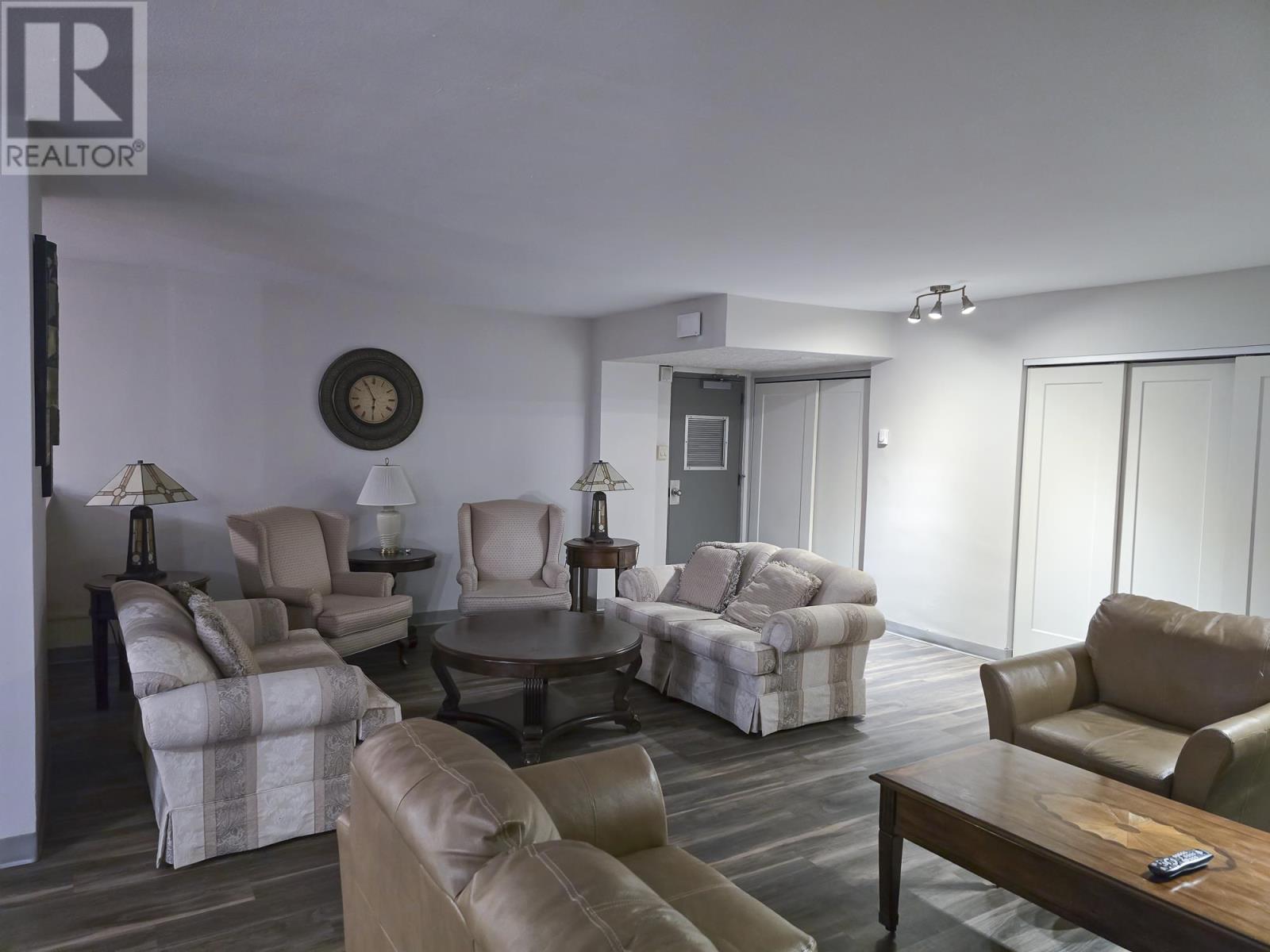 408 405 Waverly St Property Photo 35