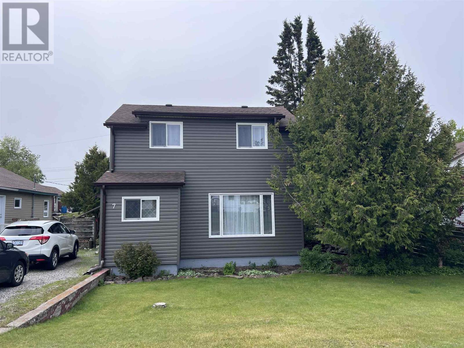 7 Howe ST Property Photo 1