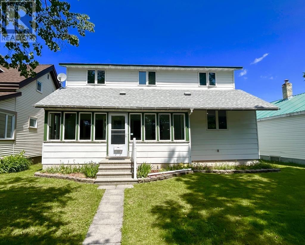 418 Second Street E Property Photo 1