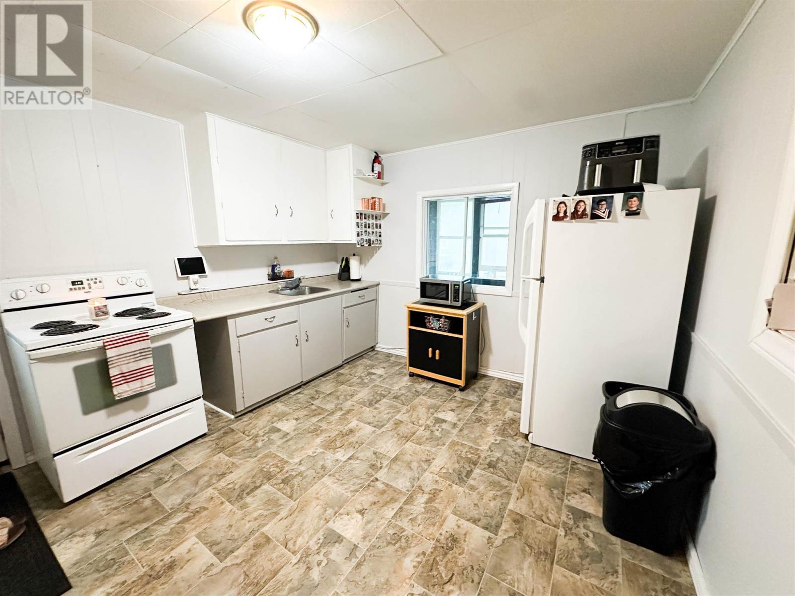 235 Howey St Property Photo 4