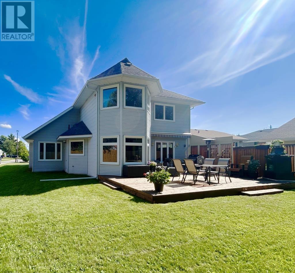 1712 Lyndy Pl N Property Photo 2