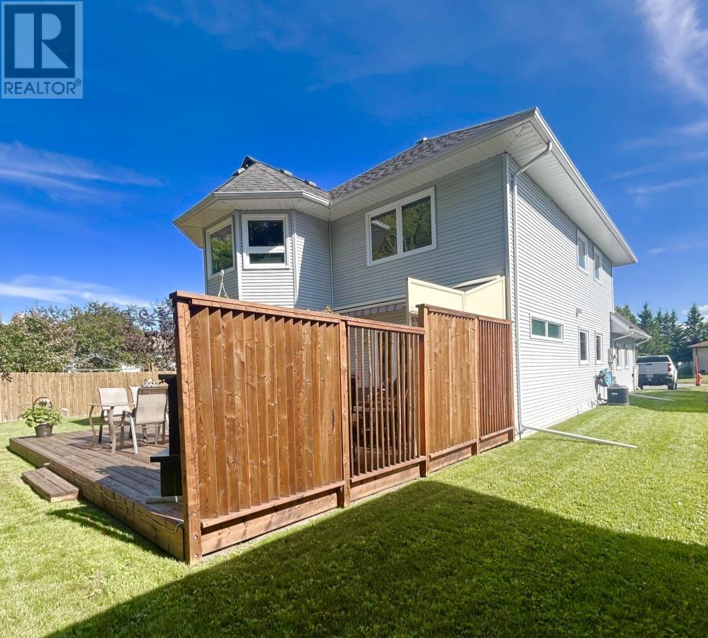 1712 Lyndy Pl N Property Photo 5