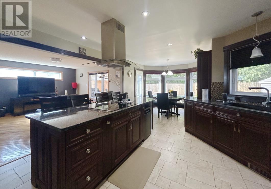 1712 Lyndy Pl N Property Photo 8