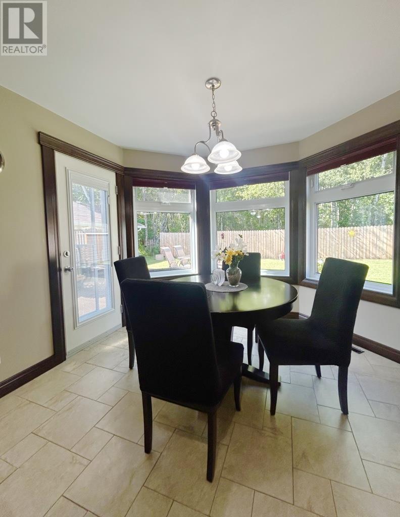 1712 Lyndy Pl N Property Photo 9