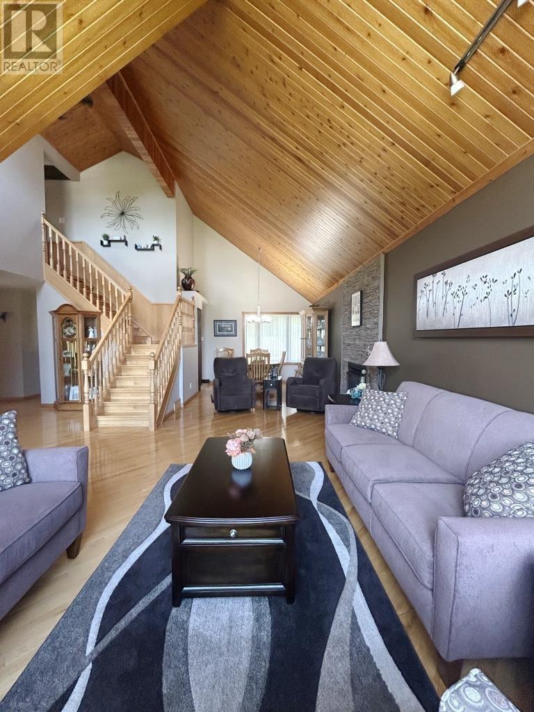 1712 Lyndy Pl N Property Photo 14