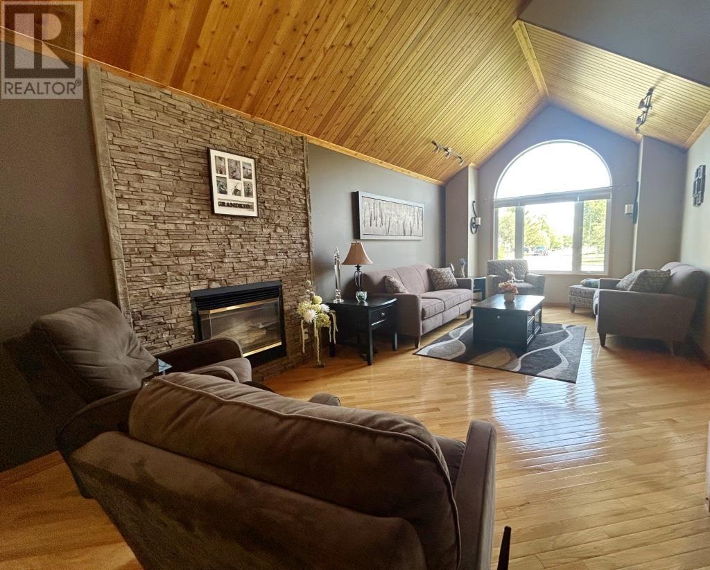 1712 Lyndy Pl N Property Photo 15