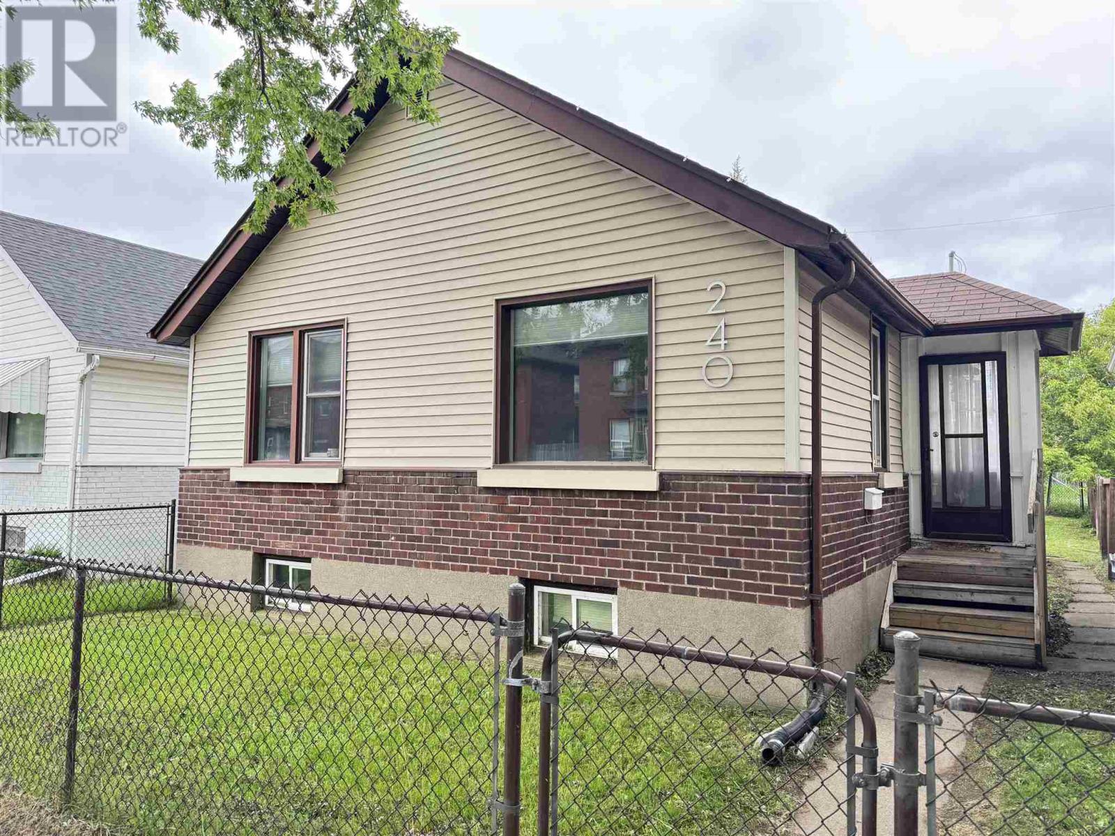 240 Mckellar St Property Photo 1
