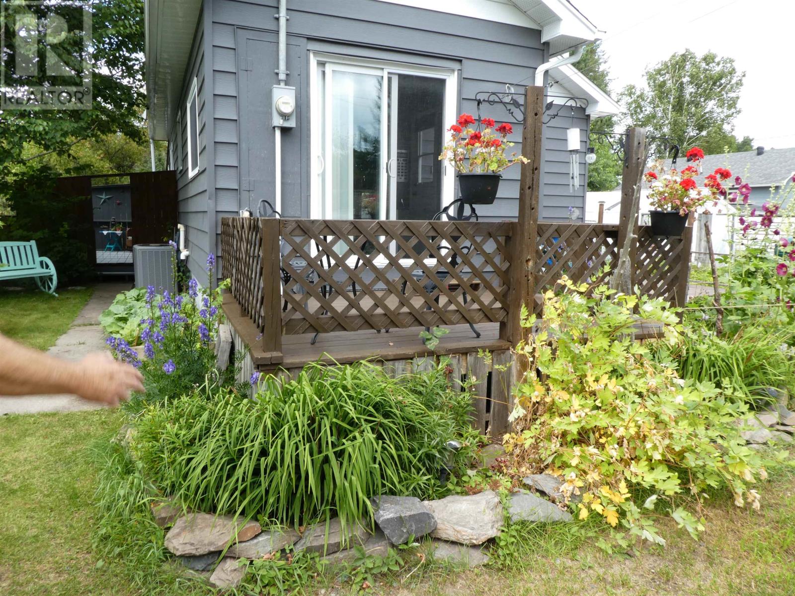 337 Garnet Dr Property Photo 3