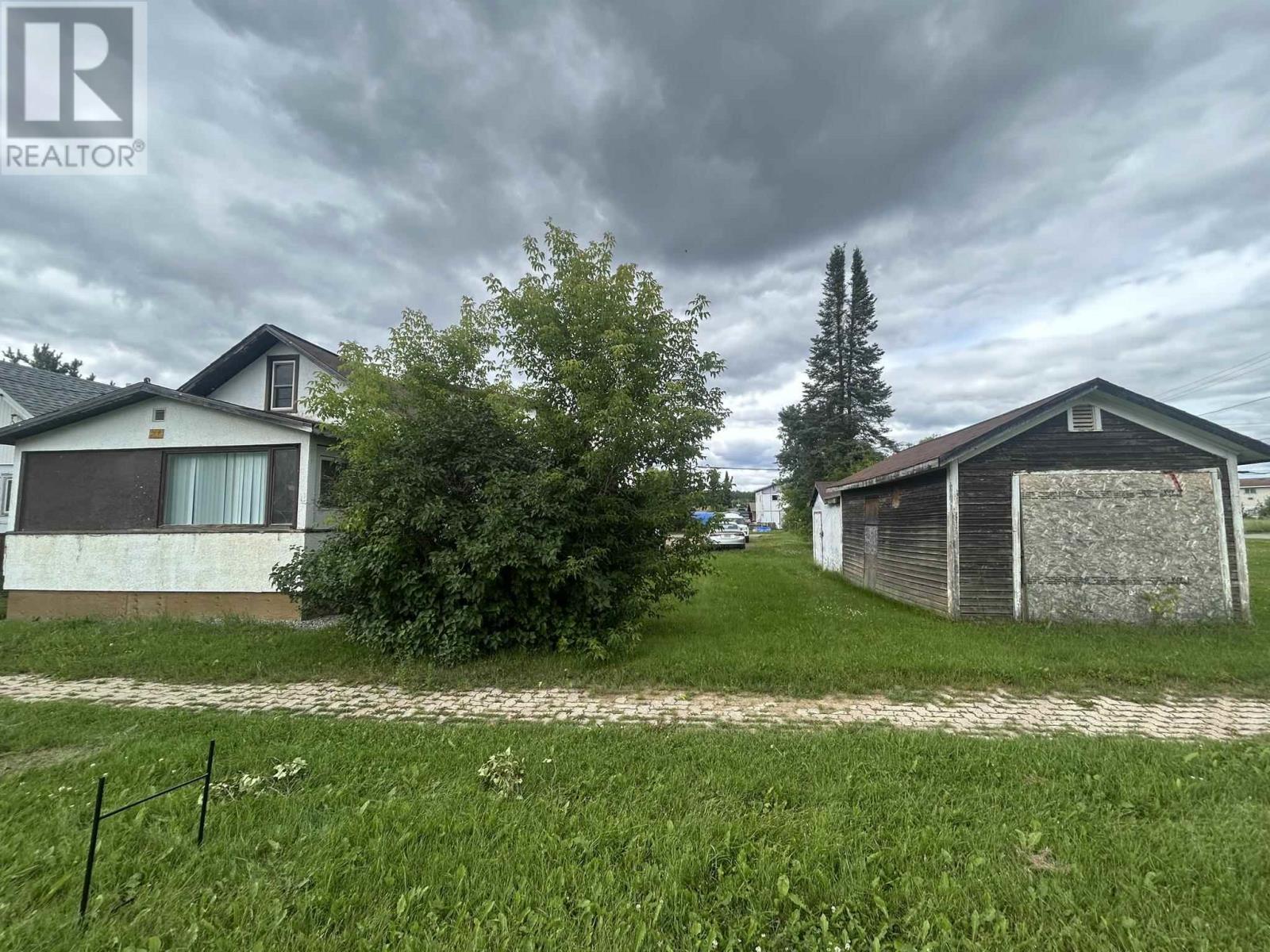 208-210 MACKENZIE AVE