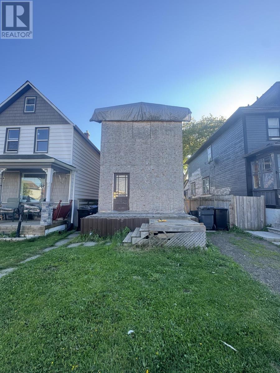 525 McIntosh ST Property Photo 1