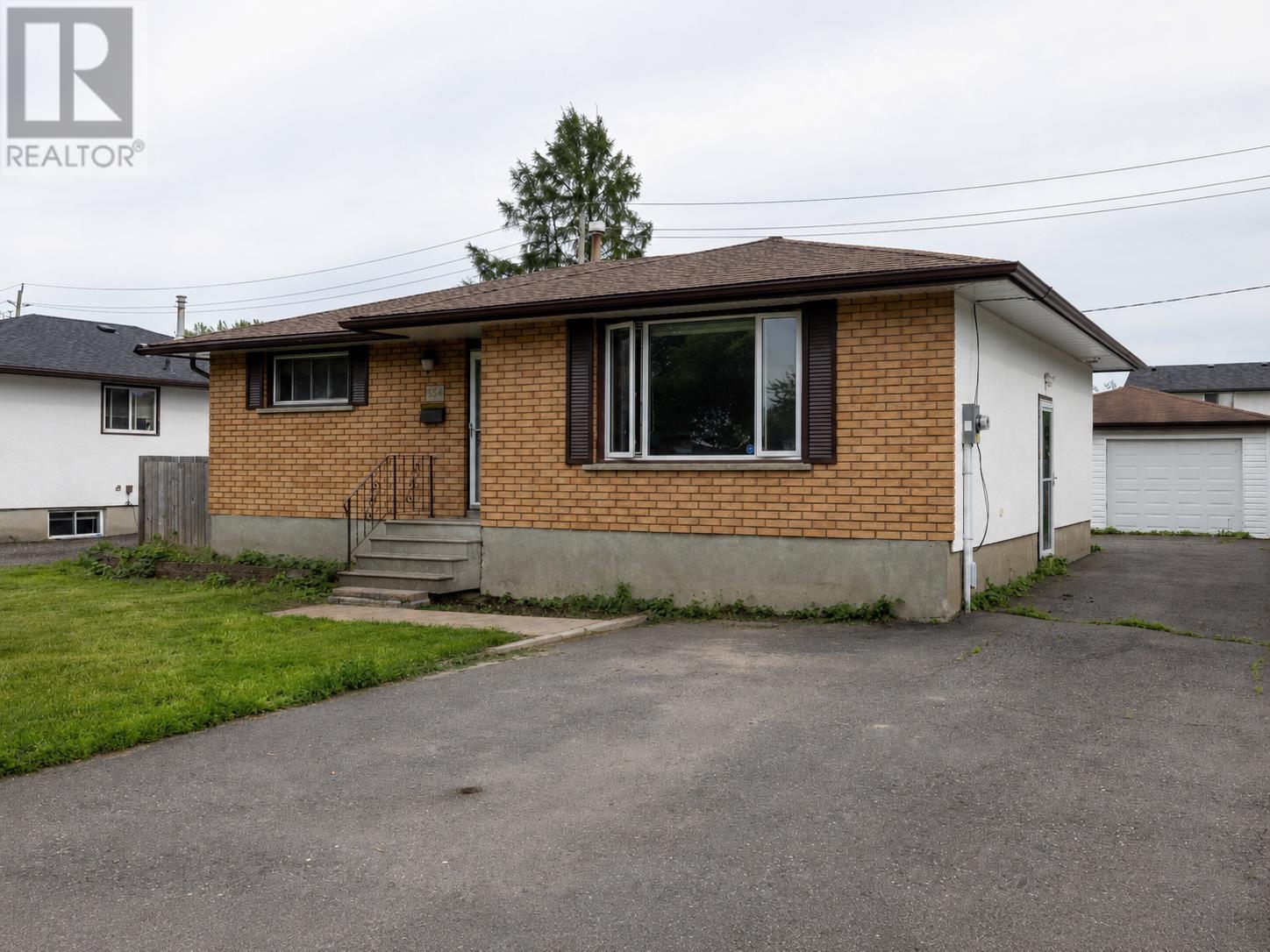 334 Lambton Cres Property Photo 1