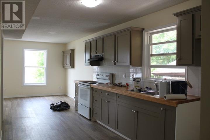 129 Mckellar St N Property Photo 3
