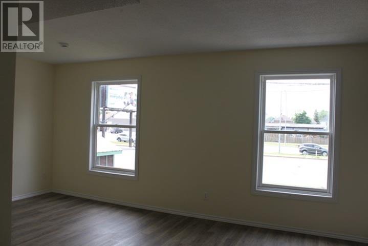 129 Mckellar St N Property Photo 5