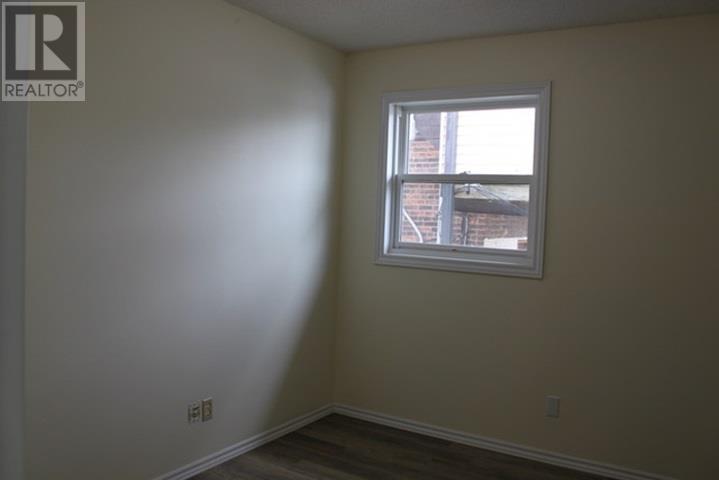 129 Mckellar St N Property Photo 6
